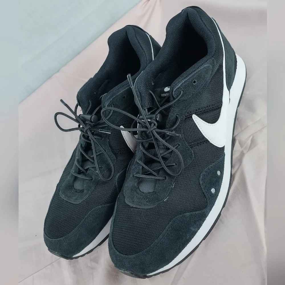 Nike Venture Men's Size 12 Runner Running Shoes Black White Suede CK2944-002